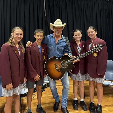 Troy Cassar-Daley with students from Nemingha Public School